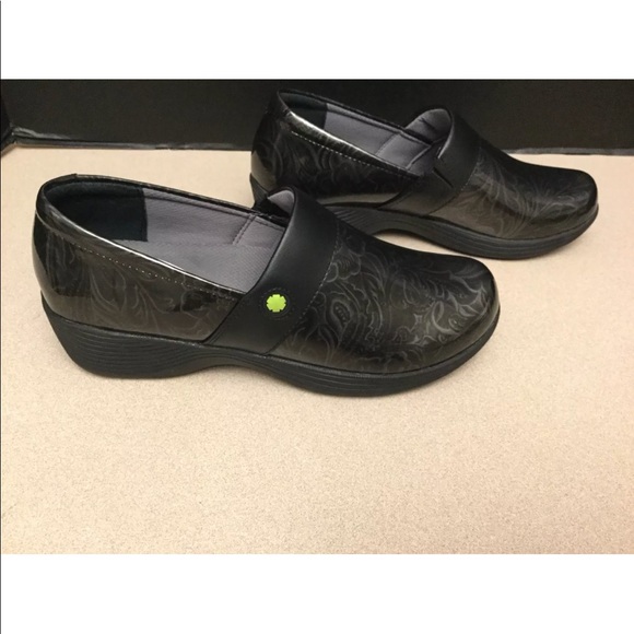 dansko slip resistant womens